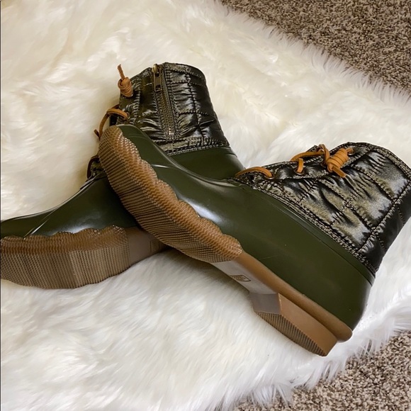 BRAND NEW: Women's Saltwater Nylon Quilt Rain Boot - Picture 4 of 9
